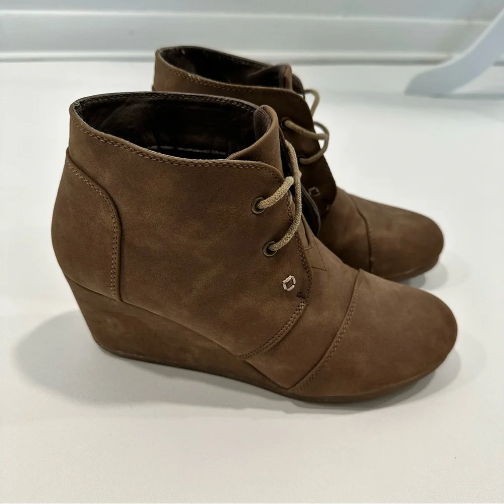 Natural Reflections Wedged Brown Suede Like Ankle Boots Women’s size 8
